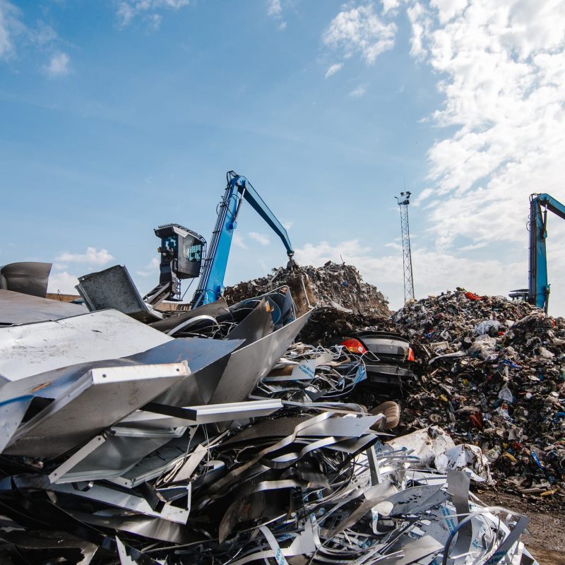 claw-crane-grabbing-scrap-rubbish-dump